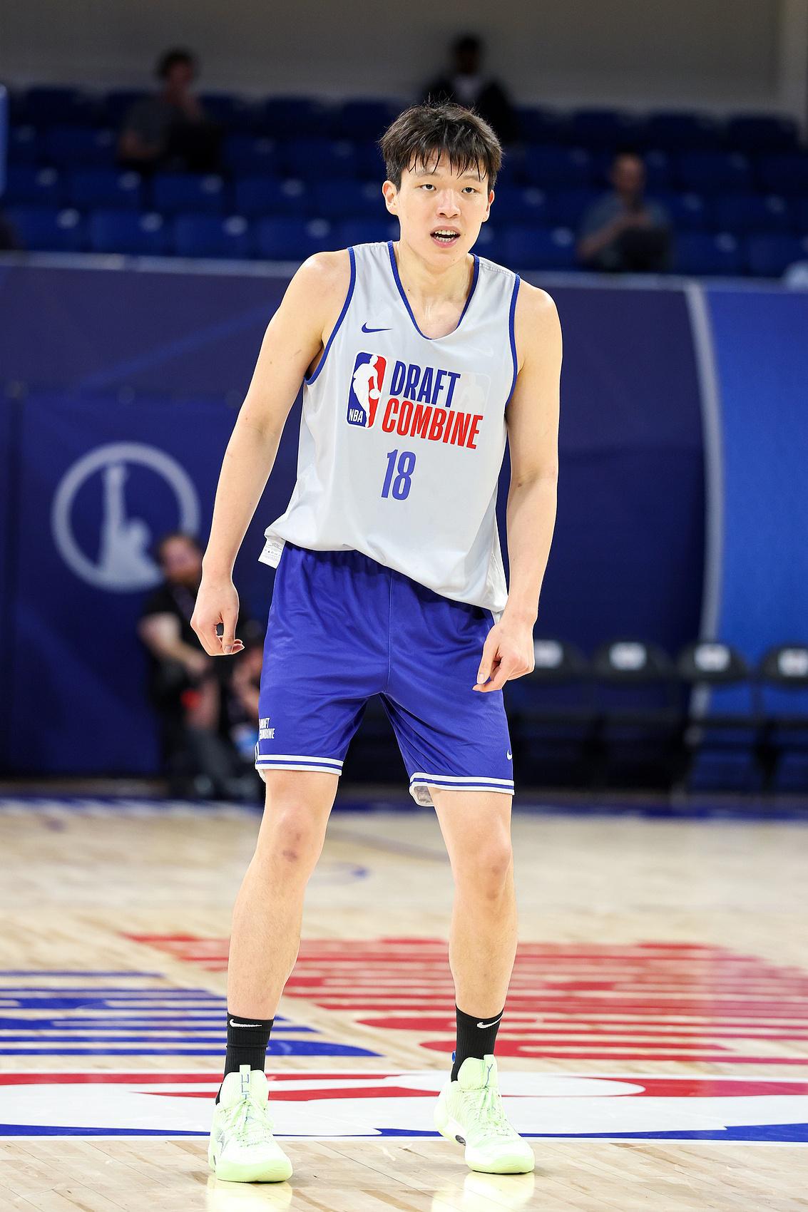 小杨已试训10支球队NBC模拟选秀：杨瀚森第35顺位被76人摘走