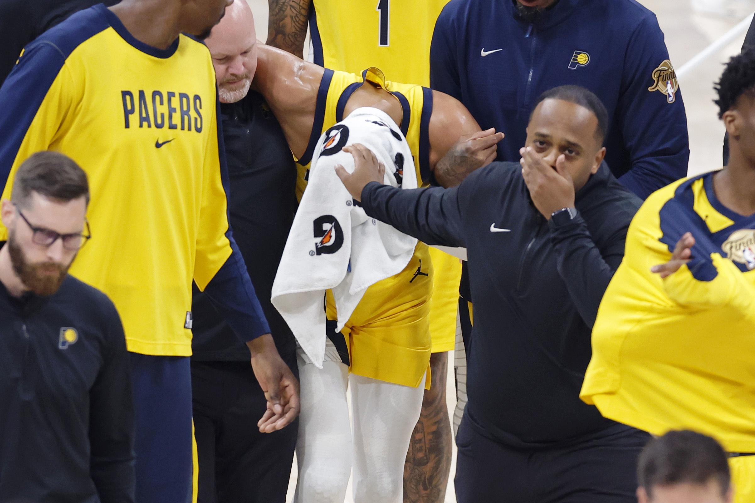 麦康纳：目睹球队核心倒下极其难受 所有人都为哈利伯顿感到难过