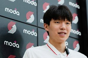 开云体育官网-媒体人：当年姚明都得打斯杯 如今瀚森也一样 这些年从未改变