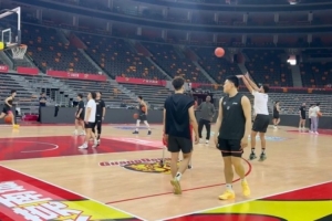 开云官网-前两场三分74中20 赛前踩场训练上海大部分时间都在练习外线投射