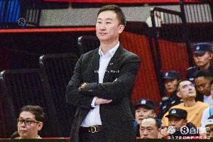 开云-晋级8强！刘维伟指导重新回到场边执教 青岛队的魂也回来了