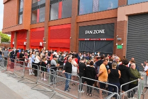 开云-沉重️安菲尔德场外摆放成百上千条围巾，数百人排队签名吊唁