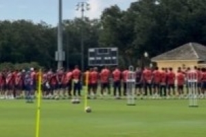 开云体育下载-拜仁今天训练前，为离世的若塔兄弟默哀一分钟