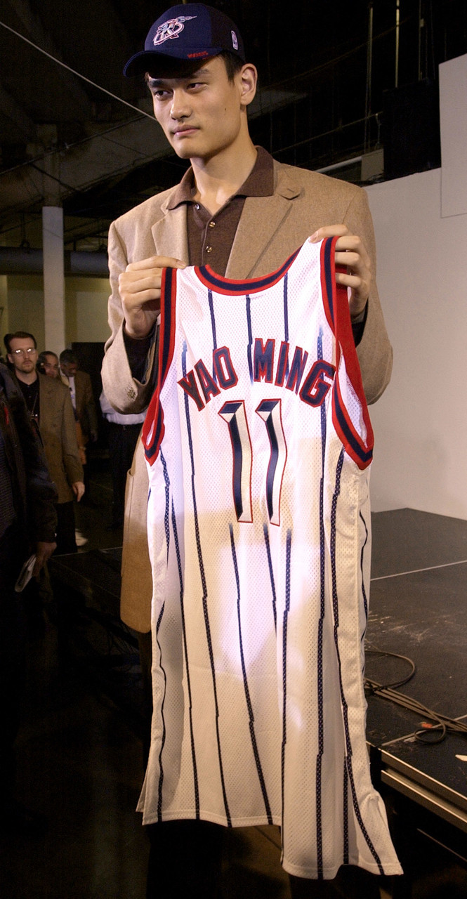 开云体育官网-历史的开始！2002年的今天：火箭用状元签选择了中国中锋姚明