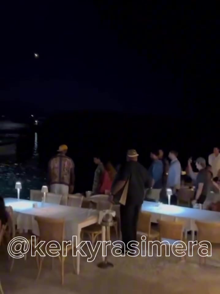 开云体育官网-开赛前的惬意时光！詹姆斯现身希腊科孚岛度假 与当地球迷合影