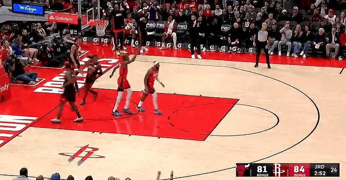 kaiyun-杜兰特反击暴扣得手，目前19中9得到22分9板，火箭暂领先3分