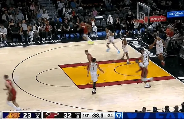 开云官网-鲍威尔杀入禁区挑篮得手，热火首节领先太阳两位数分差