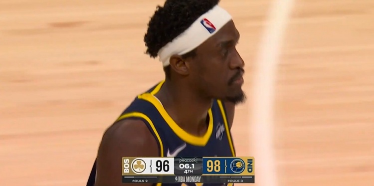 开云体育下载-准绝杀？西亚卡姆单打怀特抛投再度超出比分 比赛仅剩6秒！