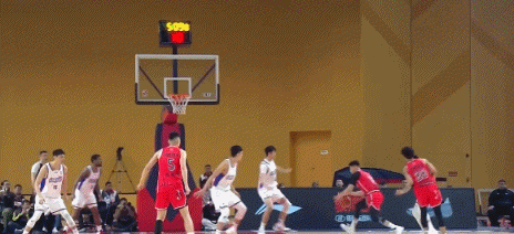 开云体育官网-离谱的场边广告牌！伤多少球员了？可CBA还不改