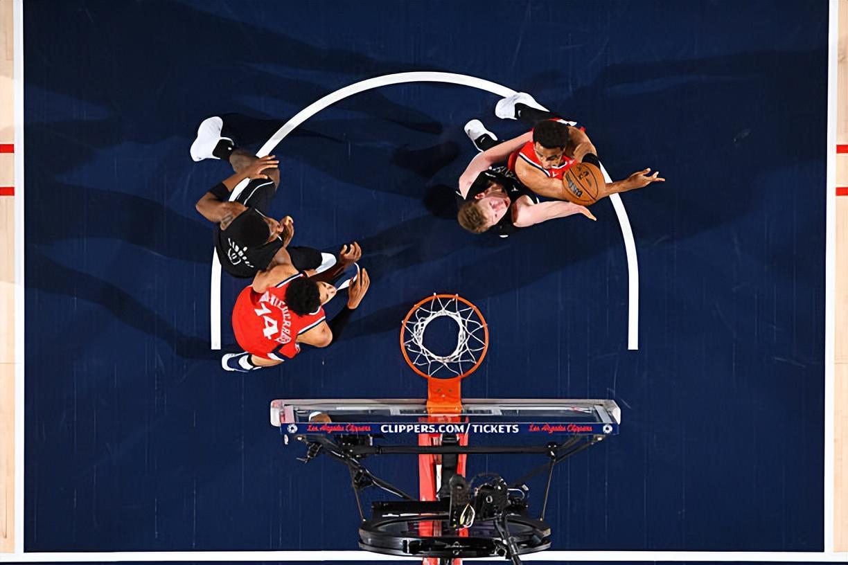 开云体育官网-垃圾时间连续拿下8分,锋线新星会有机会继续留在快船吗?