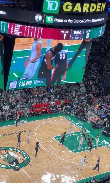 开云-罗威被交易后首次回到绿军主场，绿军主场球迷为其送上掌声