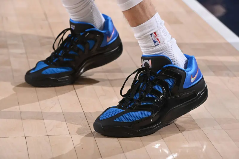 霍姆格伦穿着雷霆配色KD18,砍下30分14篮板5助攻2抢断4盖帽